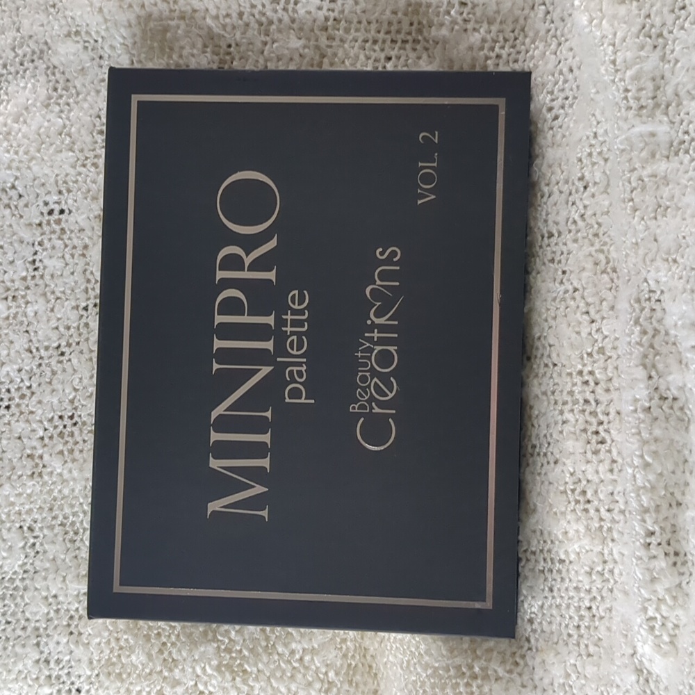 Beauty Creations MINIPRO Vol.2 twelve shade pallete, 26g/0.92oz - Picture 5 of 12